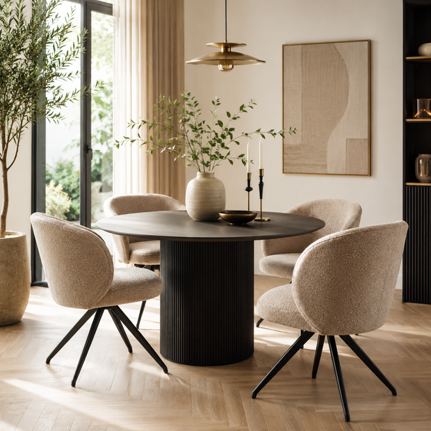 Eetkamerstoelen bij een eettafel